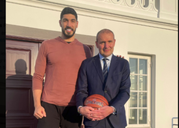 İzlanda Cumhurbaşkanı, Enes Kanter Freedom’ı evinde ağırladı.Hayranı olduğu Hakan Şükür’le telefonla görüştü