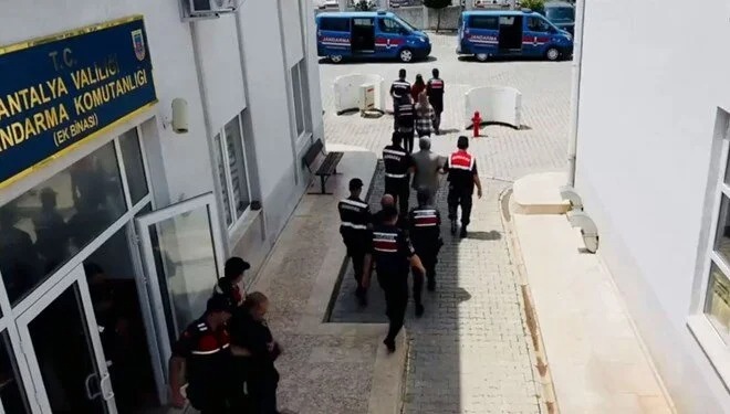 Antalya Emniyet Müdürlüğü ekiplerince gece yarısı yapılan operasyonda Hizmet Harketi Cemaati üyesi oldukları iddiasıyla 14 kişi gözaltına alındı