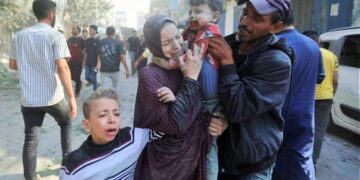 Gazze Sağlık Bakanlığı: İsrail, Bureyc Mülteci Kampı’nı bir kez daha bombaladı, en az 20 kişi vefat etti