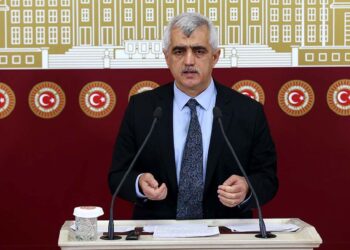 Sırrı Süreyya Önder: Azerbaycan’a asker gönderiyoruz, yurtdışı yasağı olan milletvekilini gönderemiyoruz