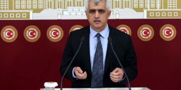 Sırrı Süreyya Önder: Azerbaycan’a asker gönderiyoruz, yurtdışı yasağı olan milletvekilini gönderemiyoruz