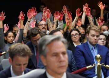 Savaş karşıtları Blinken’ın Senato’daki konuşmasını ‘kanlı ellerle’ protesto etti