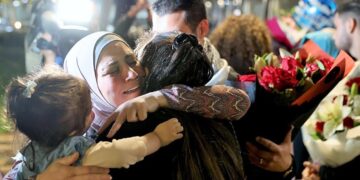 İsrail bombardımanı altındaki 27 aile Avustralya’ya ulaştı: Dışişleri Bakanı Wong, Gazze’ye insanı yardım çağırısında bulundu