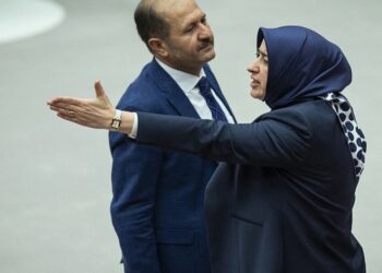 Meclis’te konuşurken kalp krizi geçirdi:Hasan Bitmez yere yığıldıktan sonra AKP’li Özlem Zengin bağırmayı sürdürdü