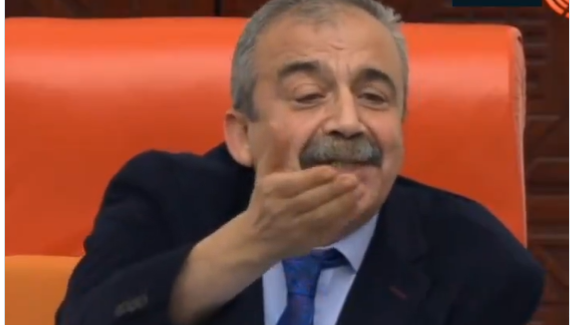 DEM Partili George Aslan'ın Noel’i Süryanice kutlamasına İYİ Partililer tepki gösterdi. Oturuma ara verildi.