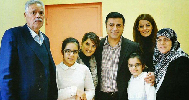 Yıl son günü acı haber alan Selahattin Demirtaş için siyasiler başsağlığı mesajları paylaştı. Selahattin Demirtaş'ın uğradığı haksızlığa ve Tahir Demirtaş'ın oğluna hasret gittiğine vurgu yapıldı.