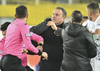 Hakem yumruklayan AKP’li Başkan Faruk Koca, Fair Play ödülü almış: Tüm liglerdeki maçlar süresiz olarak ertelendi!