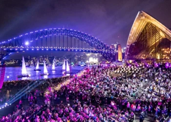 ‘Australia Day’ protesto gölgesinde karşılandı: Melbourne ‘de, göstericiler,sömürgecilik anıtlarını tahrip etti