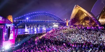 ‘Australia Day’ protesto gölgesinde karşılandı: Melbourne ‘de, göstericiler,sömürgecilik anıtlarını tahrip etti