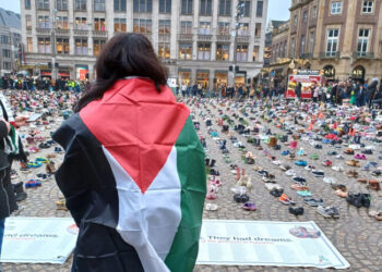 Katledilen  Filistinli çocukları anmak için on bin ayakkabı Amsterdam Dam’da sergilendi