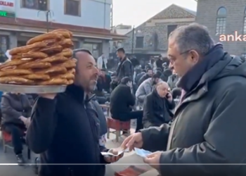 Sezgin Tanrıkulu, AKP adayının 100 lira verdiği simit tepsisine 600 lira verdi: Halka dağıtıldı