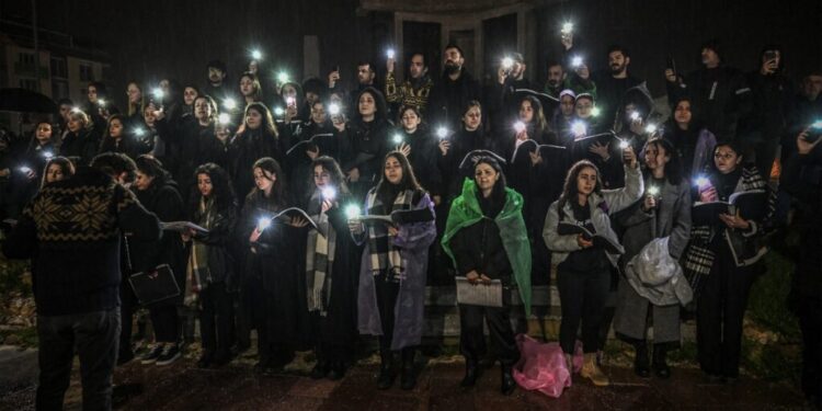 Ellerinde depremde hayatını kaybeden yakınlarının fotoğraflarını taşıyan depremzedeler, yürüyüş boyunca "Depremi unutma unutturma", "Deprem değil ihmal öldürdü", "Gitmiyoruz, buradayız" sloganları attı.