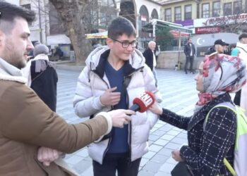 Sokak röportajında ‘Gençliğimi bitirdiler, hayattan ümidim kalmadı’ diye çocuğun annesi: Sen şu anda kendini yaktın