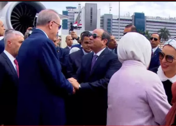 Özel’den Erdoğan’a: Sevgililer Günü’nde gitti, Sisi ile kucaklaşıyor