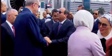 Özel’den Erdoğan’a: Sevgililer Günü’nde gitti, Sisi ile kucaklaşıyor
