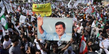 DEM’den Demirtaş’ı ‘üst arama’ uygulamasına  sert tepki: Adalet Bakanlığı bu terbiyesizliğe derhal son vermeli