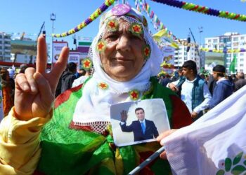 Newroz meşalesini anneler yaktı:Diyarbakır Newroz’unda 100 binler buluşuyor