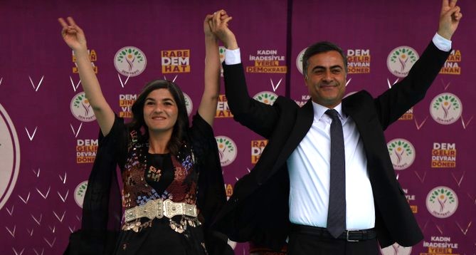 DEM Parti Van İl Örgütü, Büyükşehir Belediyesi yanı sıra kentin 14 ilçe belediyesinin tamamını kazandıklarını ilan etti.