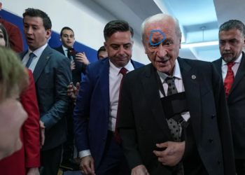 Günler sonra oy kullanmak için ortaya çıkan Bahçeli’nin yüzündeki morluklar dikkat çekti