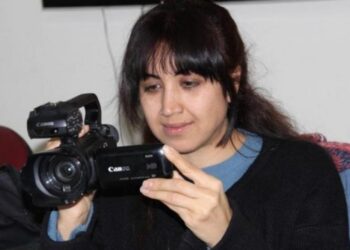 Gazeteci Esra Solin Dal çıplak aramaya maruz bırakıldı