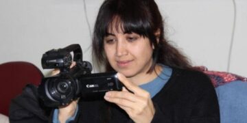 Gazeteci Esra Solin Dal çıplak aramaya maruz bırakıldı