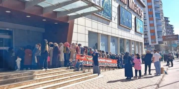 200 liralık hediye çeki için yüzlerce vatandaş birbirini ezdi
