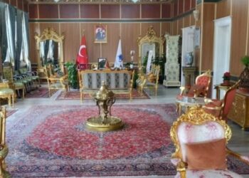 AKP’den CHP’ye geçeti: Yunusemre İlçe Belediyesi, altın varaklı lüks makam odası 4 milyon dolara yaptırılmış