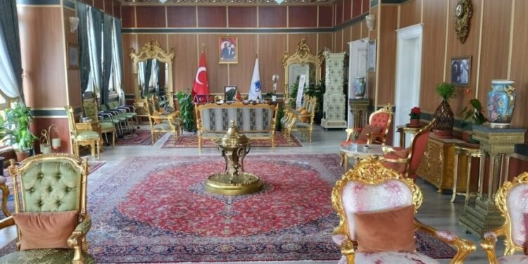 AKP'den CHP'ye geçen Manisa'nın Yunusemre ilçe belediyesinde ortaya çıkan lüks makam odasının belediyeye maliyetinin 4 milyon dolar olduğu belirlendi.