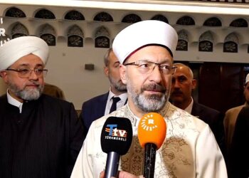 Özgeçmişinde ‘iyi derece Arapça biliyor’ yazıyor: Diyanet İşleri Başkanı Erbaş, Arapça soruya Türkçe tercüme istedi