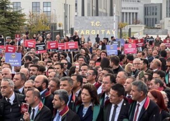 TBB’a bağlı binlerce avukat yürüyor: Meslek onurumuz için buradayız