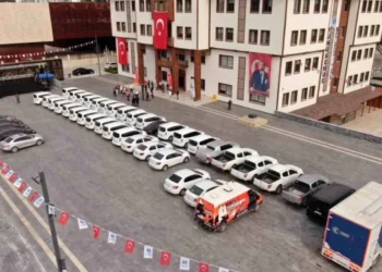 CHP Manisa’da ifşaya devam ediyor: Yunusemre Belediyesi’nde, AKP’den kalan 48 lüks araç sergilendi