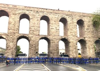 Taksim’e çıkan tüm yollarda polis barikatı:1 Mayıs mı, emekçi bayramına OHAL ablukası