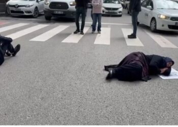Adalet Bakanlığı önünde oturmasına izin verilmeyen Emine Şenyaşar, yola yatıp ağıt yaktı