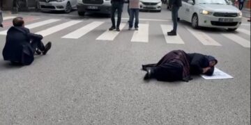 Adalet Bakanlığı önünde oturmasına izin verilmeyen Emine Şenyaşar, yola yatıp ağıt yaktı