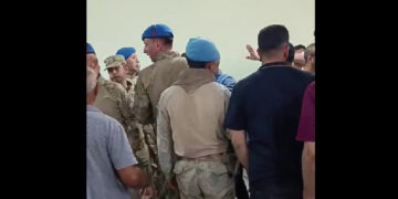 Yangın bölgesinde Diyarbakır Valisine tepki gösteren genç darp edildi:Vali taziyeden ayrılmak zorunda kaldı
