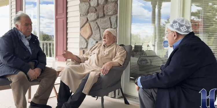 Samanyolu Haber Yazarlarından Kemal Gülen, köşesinde Fethullah Gülen Hocaefendi'yi, kaldığı evde 'Asuda Mekan' diye ifade edilen evi ziyaret ettiğini söyledi