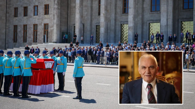 Yaşar Yakış’ın, Türk bayrağına sarılı tabutu görevlilerin omuzlarında TBMM Şeref Kapısı merdivenleri önüne getirildi.