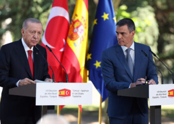 Yabancı gazetecinin Kavala ve Demirtaş’ı sorunca Erdoğan delirtti: Başını sallama, ben sallamıyorum!
