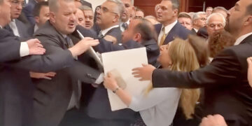 TBMM’de kayyımları protesto eden DEM Parti milletvekillerine AKP ve MHP’liler saldırdı