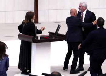 AKP’li Galip Ensarioğlu, TBMM’de, DEM Partili Beştaş’a ‘şerefiz’ diyerek üzerine yürüdü