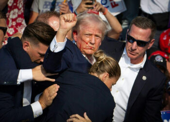 Donald Trump’a silah saldırı: Miting sırasında kulağından vuruldu
