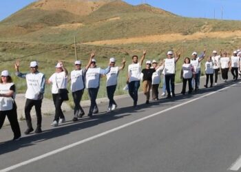 Kayyımı protesto için ‘İradeye saygı yürüyüşü’yle Hakkari’ye yürüyen Hatimoğulları: Sandıktan çıkana saygı duyun