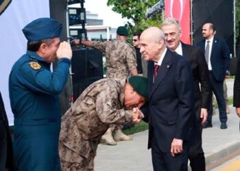 Murat Yetkin: Devlet Bahçeli’nin Polis Özel Harekât başkanına el öptürmesi bir güç gösterisidir