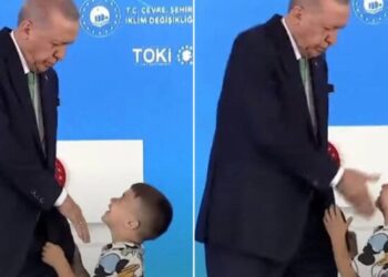 Erdoğan törende elini öpmeyen 5 yaşlarındaki çocuğa tokat attı