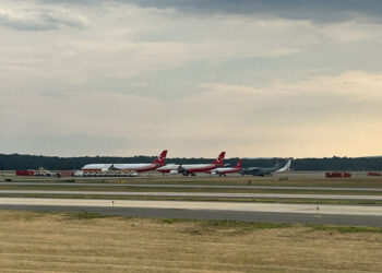 O fotoğrafı çeken pilot: 5 uçak Washington Dulles W apronunda