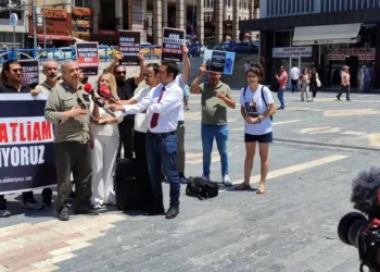 Sırrı Süreyya Önder, depremzede ailelerin başlattığı nöbete katıldı: ‘Sorumlular hesap vermeli’