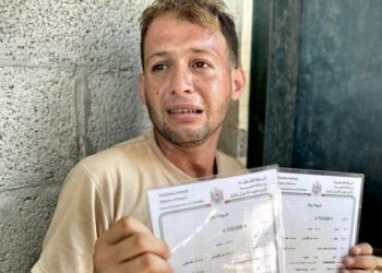 Gazzeli Baba doğum belgeleri çıkarırken, İsrail o sırada 4 günlük ikiz bebeklerini katletti