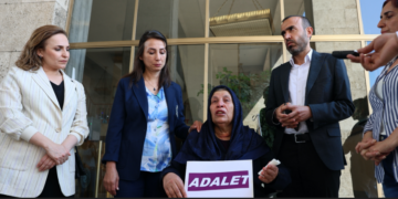TBMM’de ‘Adalet nöbeti”nideki Emine Şenyaşar’ı ziyaret eden Tülay Hatimoğulları: Emine ananın talebini artık duyun