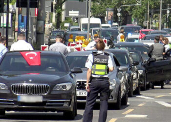 Alman polisi, Türk düğün konvoyundaki araçlara el koydu
