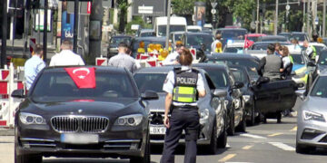 Alman polisi, Türk düğün konvoyundaki araçlara el koydu